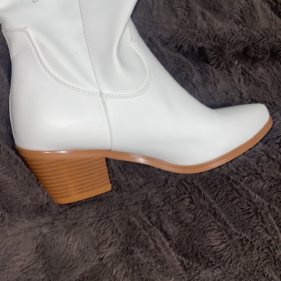 🍂Adorable NWOT white cowboy boots! - Picture 6 of 10